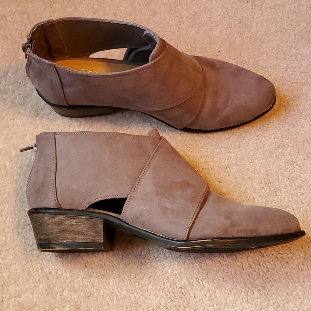 TG taupe suede ankle boots size 11